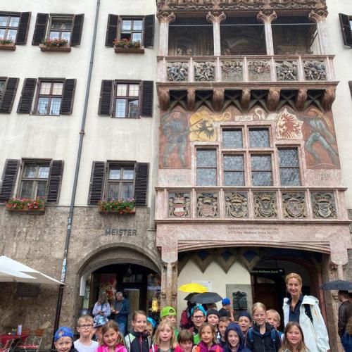 Zweitklässler vor dem Goldenen Dachl