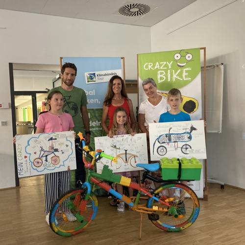 Preisverteilung Crazy-Bike (v. l. n. r. Anna Gottschalk, Leni Lieb, David Pfister)