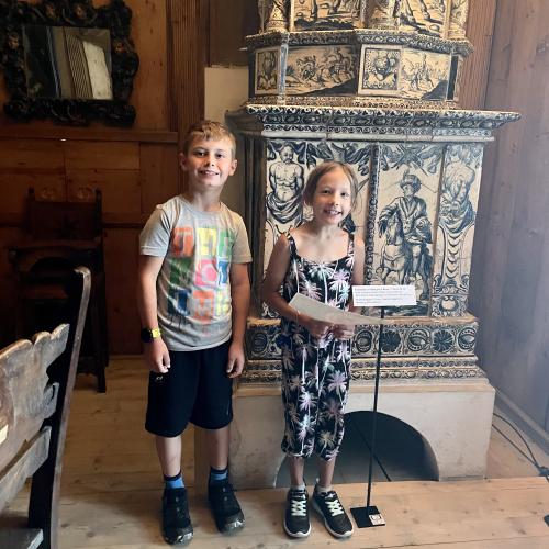 Johannes und Frida auf Entdeckungstour in den alten Stuben